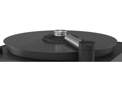Machine lave disque vinyle Okki Nokki One noir, vue de dessus, plateau rond noir mat, bras de lecture argenté, capot fermé