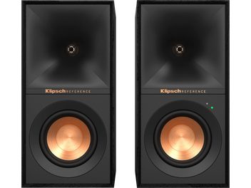 Deux enceintes Klipsch Reference noires, vue de face, avec haut-parleurs apparents cuivrés et logo Klipsch doré