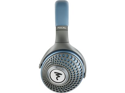 Casque audio Focal Azurys bleu et gris, vue de profil gauche, grille perforée sur oreillette, logo "F" blanc sur coque