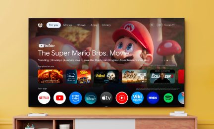 Téléviseur à écran plat noir, dalle en verre à cadre fin monté au mur, interface de streaming colorée affichée en vue de face
