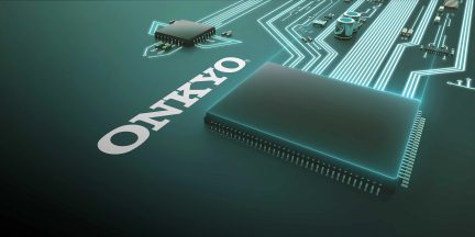 Circuits imprimés verts avec puces électroniques et le mot "ONKYO" écrit en blanc sur l'un d'eux, vue rapprochée