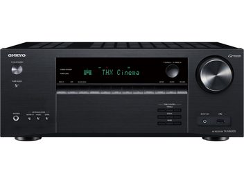 Forsiden af en sort Onkyo TX-NR6100 hjemmebiograf-forstærker med grønt display, knapper til audio-/videoindgange og lydstyrkeknap