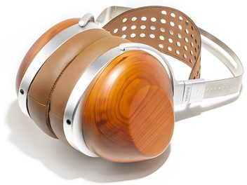 Casque hifi clos Hifiman HE-R10P en bois et métal argenté, vu de trois-quarts arrière, oreillettes rondes perforées
