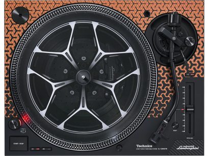 Tocadiscos de alta fidelidad Technics SL-1200M7B de color naranja, vista superior, plato giratorio circular plateado y negro, brazo de lectura a la derecha