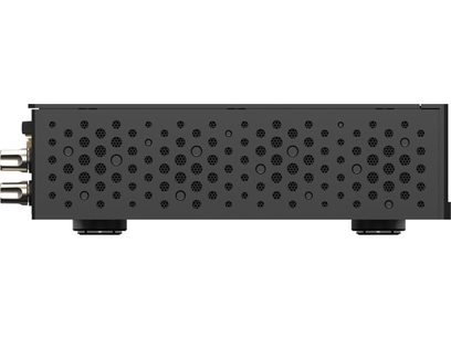Mustast metallist Matrix Audio MD-1P integreeritud stereo hi-fi võimendi külgvaade: külgpaneelil on erineva suurusega ümmargused augud, nähtavad kaks silindrilist jalga ning tagaküljel osaliselt nähtavad metallist pistikud.