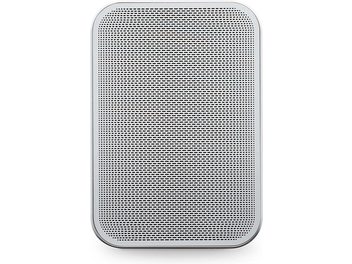 Juhtmevaba ühendatud BlueSound PULSE FLEX 2i valge kõlar, eestvaade, ristkülikukujuline perforeeritud võre ümardate nurkadega