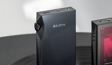 Player audio portabil negru cu ecran parțial, buton rotativ texturat pe lateral și conectori în partea de sus