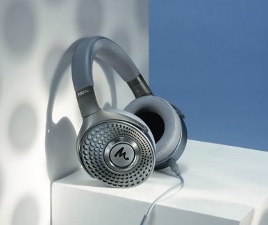 Casque audio gris sur socle blanc, vu de trois-quarts face, marque "Focal" et "M" visibles sur les oreillettes