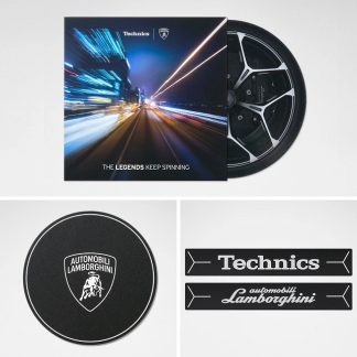 Pogled od zgoraj na vinilno ploščo, okroglo črno vrtilno blazino z belo oznako in dvema črnima trakoma z belimi napisi