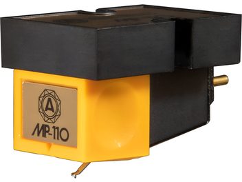 Cellule hi-fi Nagaoka MP-110 en gros plan, boîtier rectangulaire en plastique jaune et noir, plaque frontale métallisée dorée avec logo et inscription, pointe de lecture visible sous le corps, vue de trois-quarts