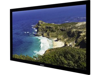 Οθόνη Lumene Movie Palace UHD 4K Acoustic 200C που απεικονίζει μια εναέρια άποψη ακτής με βραχώδεις σχηματισμούς και αμμώδη παραλία