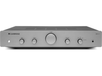 Στερεοφωνικός ενισχυτής hi-fi Cambridge Audio AX-A25 σε ασημί χρώμα, μπροστινή όψη, πρόσοψη με κουμπιά και περιστροφικό κουμπί ρύθμισης