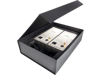 Scheda di espansione per elettronica hi-fi, kit di aggiornamento attivo, vista angolare, scatola nera aperta, 2 schede metalliche, schiuma nera, cavo nero