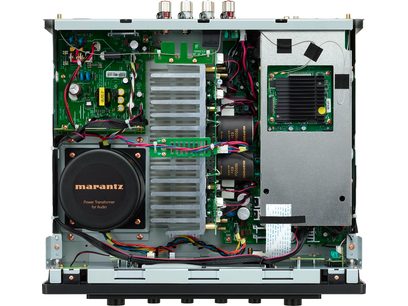 Ampli hi-fi stéréo 60n, vue de dessus, composants internes visibles, transformateur circulaire noir, circuits imprimés verts, câbles multicolores, dissipateur thermique argenté, connecteurs RCA en haut