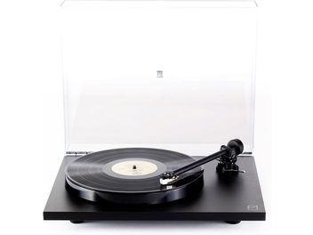 Hi-fi pladespiller Rega Planar 1 mat sort med cirkulær pladetallerken, lige tonearm, gennemsigtigt opklappeligt låg, set forfra