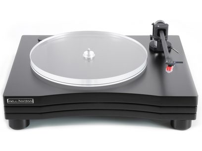 Melnā New Horizon 203 vinila plates, ar sudraba krāsas apaļo plati, melnu pārneses sviru ar uzgali, sarkanu pogu un slēdzi
