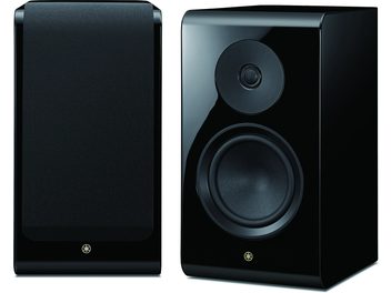 Due diffusori da scaffale neri lucidi Yamaha NS800A, vista frontale, su sfondo nero