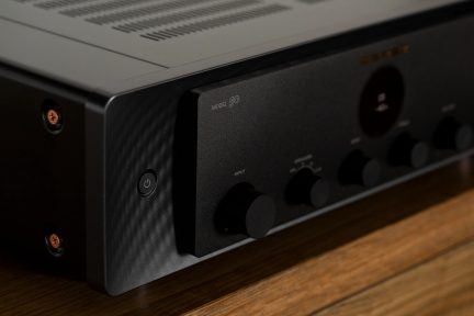 Amplificateur audio noir, modèle 50, avec deux boutons rotatifs et une prise jack sur la face avant en gros plan