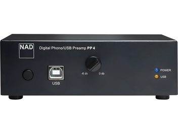 Przedwzmacniacz gramofonowy USB NAD PP4 w kolorze czarnym, przedni panel z logo, napisami, portem USB, 2 diodami LED, gniazdem zasilania po prawej stronie