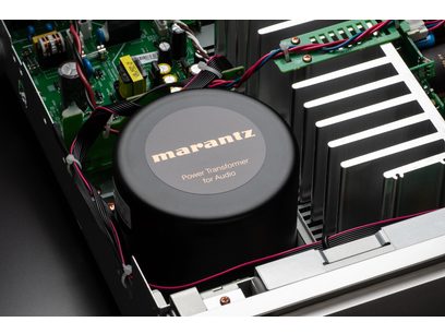 Ampli hi-fi stéréo Model 60n noir, vue interne, transformateur cylindrique noir, circuits imprimés verts, câbles multicolores
