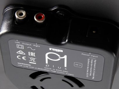 Platine vinyles Rega Planar 1 Plus blanc mat, vue arrière connectique RCA rouge et blanc, prise d'alimentation, interrupteur