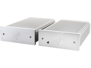 Transrotor Phono 8.2 MC sym alumiiniumist hõbedane phono eelvõimendi, kaheosaline ristkülikukujuline korpus sileda esipaneeli ja laiade jahutusribidega peal ja külgedel, vaade eest kolmveerand nurga alt