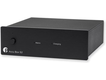 Eraldi toiteallikas HI-FI elektroonikale Accu Box S2 must, musta metallist ristkülikukujuline korpus, esipaneelil vasakul ümmargune nupp, keskel kaks valgusindikaatorit "Mains" ja "Charging", logo ja tekst all vasakul.