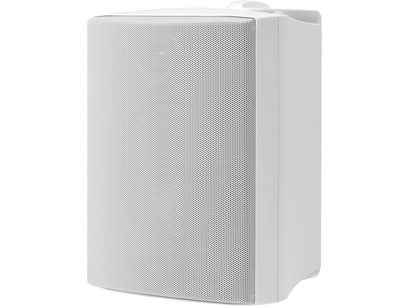 Enceinte rectangulaire blanche, grille métallique sur la face avant, vue de trois quarts avant