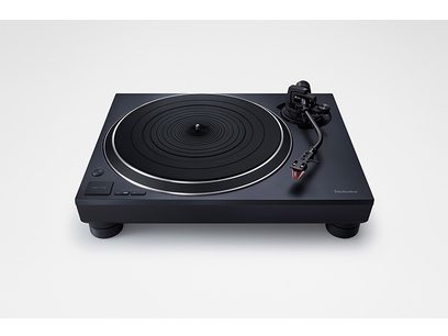 Platine vinyles hi-fi Technics SL-1500CEG-K noire, vue de dessus légèrement de côté, plateau tournant circulaire, bras de lecture