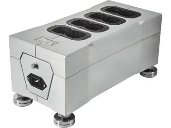 Multiuttag Furutech NCF Power Vault i borstad silveraluminium, sett i trekvarts perspektiv, rektangulärt hölje placerat på fyra metalliska cirkulära fötter, utrustat med sex svarta schukokontakter inbyggda på ovansidan och en hexagonalt framsida som integrerar ett IEC-ingång och en rillad skruv.