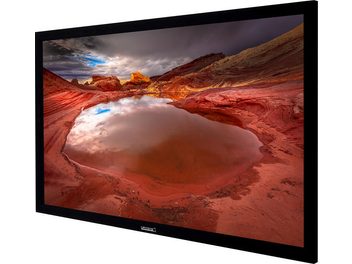 Οθόνη Lumene Movie Palace UHD 4K/8K platinum 270C που απεικονίζει ένα κόκκινο βραχώδες τοπίο με λίμνη που αντανακλά έναν νεφελώδη ουρανό