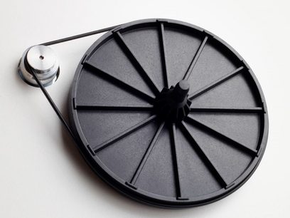 Platine vinyle Rega Planar 1 Plus blanc mat, vue de dessus rapprochée du plateau noir avec stroboscope, sans tapis