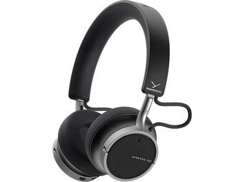 Bezvadu hi-fi austiņas Beyerdynamic AVENTHO 100 melnā krāsā, ar matētas plastmasas un pelēka metāla konstrukciju, polsterētiem spilventiņiem ar sudraba gredzeniem un tekstila vadu, kas savieno austiņu kausus, skats no labās puses trīs ceturtdaļu leņķī