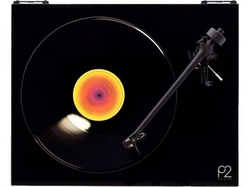 Platan vinil hi-fi Rega Planar 2 + Nd3 negru lăcuit, vedere de sus, disc de vinil negru cu etichetă centrală colorată, braț de citire în dreapta