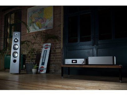 Diffusori acustici, amplificatore Cambridge Audio Edge, termometro Martini, mappa geografica da parete, pavimento in legno