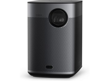 XGIMI Halo+ Gen 2 projektor, eestvaade, ristkülikukujuline korpus, perforeeritud võre, ümmargune lääts vasakul