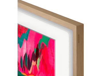 Cadre Samsung The Frame 55" teck en bois clair finition teck, vue d’angle du coin supérieur droit avec profil mince et logo Samsung gravé, entourant partiellement un écran coloré