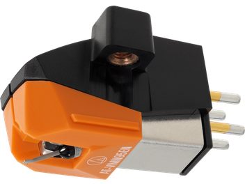 Capsulă fonică Audio Technica AT-VM95EN în plastic portocaliu și negru, corp metalic argintiu, vârf de citire vizibil și patru pini posteriori aurii, vedere în perspectivă din față-stânga