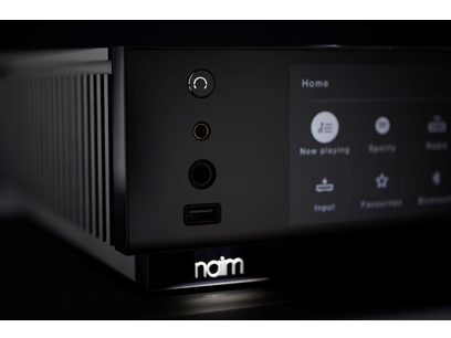 Préampli casque Naim Uniti Atom Headphone Edition noir, vue de face rapprochée sur les connectiques et commandes en façade