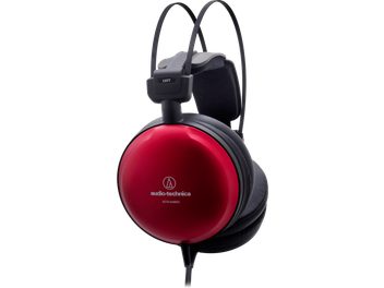 Audio Technica ATH-A1000Z vadu slēgtie hi-fi ausīnes, trīs ceturtdaļu skats no kreisās puses, apaļas alumīnija korpuss ar metalizēti sarkanu krāsu, melni apkārtausu ādas imitācijas spilventiņi, dubultā plāna melnā galvas josla ar peldošu galvas atbalstu, vadam izvietots korpusa apakšā