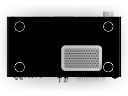 Μαύρο ματ ηχοσύστημα Sonoro Maestro Quantum, μπροστινή όψη, με 4 κυκλικά ηχεία και κεντρική ορθογώνια οθόνη
