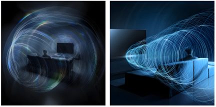 Image de 2 personnes assises sur un canapé, entourées de vagues sonores colorées, face à un téléviseur