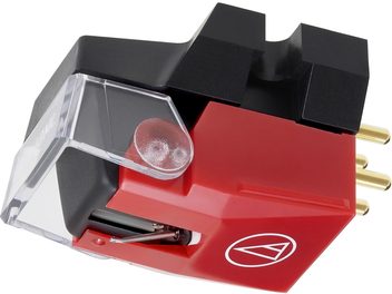 Cellule platine vinyles Audio Technica VM540ML rouge et noire, vue de 3/4 arrière, avec pointe diamant et bras en aluminium
