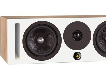 Davis Acoustics Krypton C Nordik valge keskkõlar, vaade eest, 2 ümmargust kõlarit, 1 keskmine kõrgsageduskõlar, vasakul vertikaalne bassirefleksiava