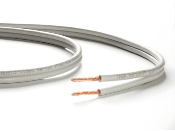 Deux câbles audio blancs torsadés avec inscriptions "Audio-Video Series 10AWG OFC Speaker Cable" et embouts cuivre