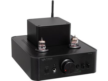 Taga Harmony HTA-700B v.3 USB noir, amplificateur intégré stéréo à tubes, finition noire brossée, deux tubes en verre apparents sur le dessus, gros bouton circulaire central, boutons et prise casque en façade, antenne arrière, vue trois-quarts avant