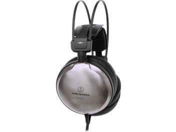Audio Technica ATH-A2000Z vadu slēgtā tipa hi-fi ausīnes tuvplāna sānu skatījumā, kreisā ausīne sudrabota ar matētu metāla apdari un uzrakstu, dubultā melnā galvas josla un biezas melnas mākslīgas ādas pakausīši