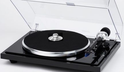 Platine vinyle noire vue de trois quarts, couvercle transparent relevé, plateau circulaire noir, bras de lecture argenté
