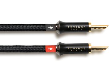 Advance Paris Link Speaker, ζεύγος καλωδίων ηχείων σε μαύρο χρώμα με υφασμάτινη πλεξούδα, μεταλλικά επιχρυσωμένα βύσματα μπανάνα, κυλινδρικά μαύρα μανίκια με χρυσή σήμανση και δαχτυλίδια πολικότητας σε γκρι και κόκκινο, κοντινή πλάγια λήψη