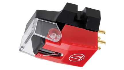 Cartouche audio rouge et noire avec connecteurs dorés, capot transparent et logo blanc triangulaire sur le côté rouge